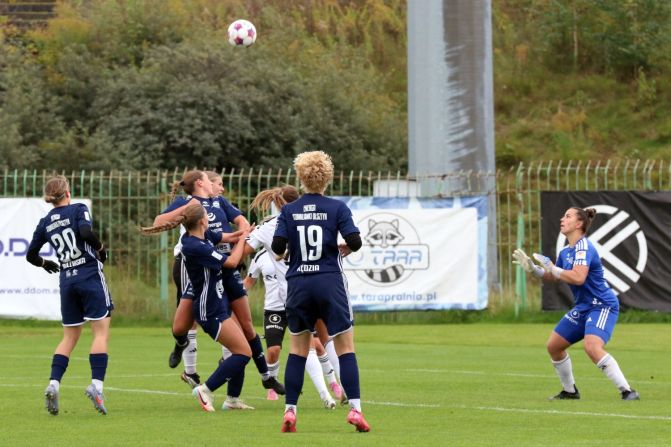 Stomilanki przegrały z liderem