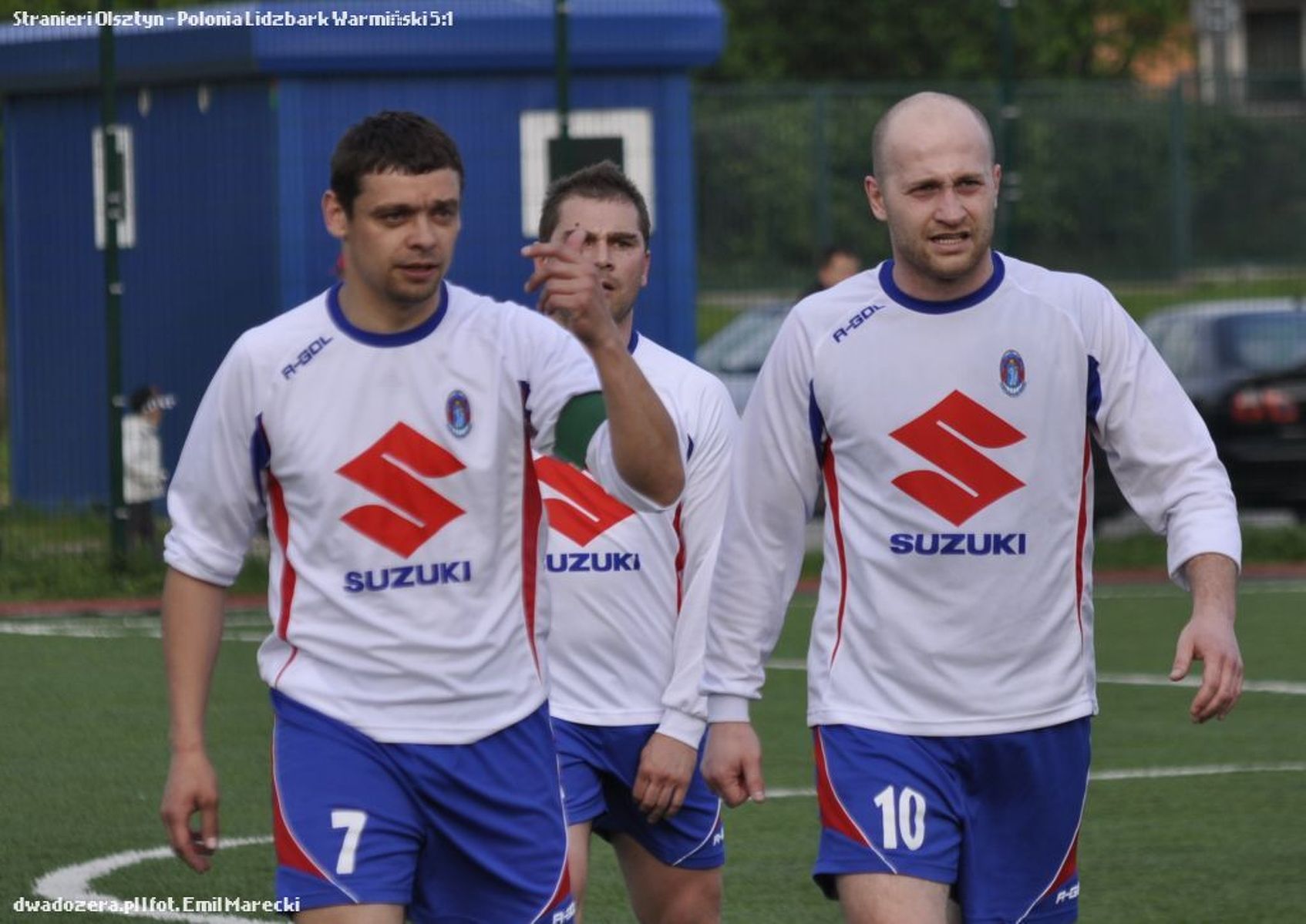 Marcin Wincel (pierwszy z lewej) jako kapitan i grający trener drużyny Stranieri Olsztyn. Fot. em