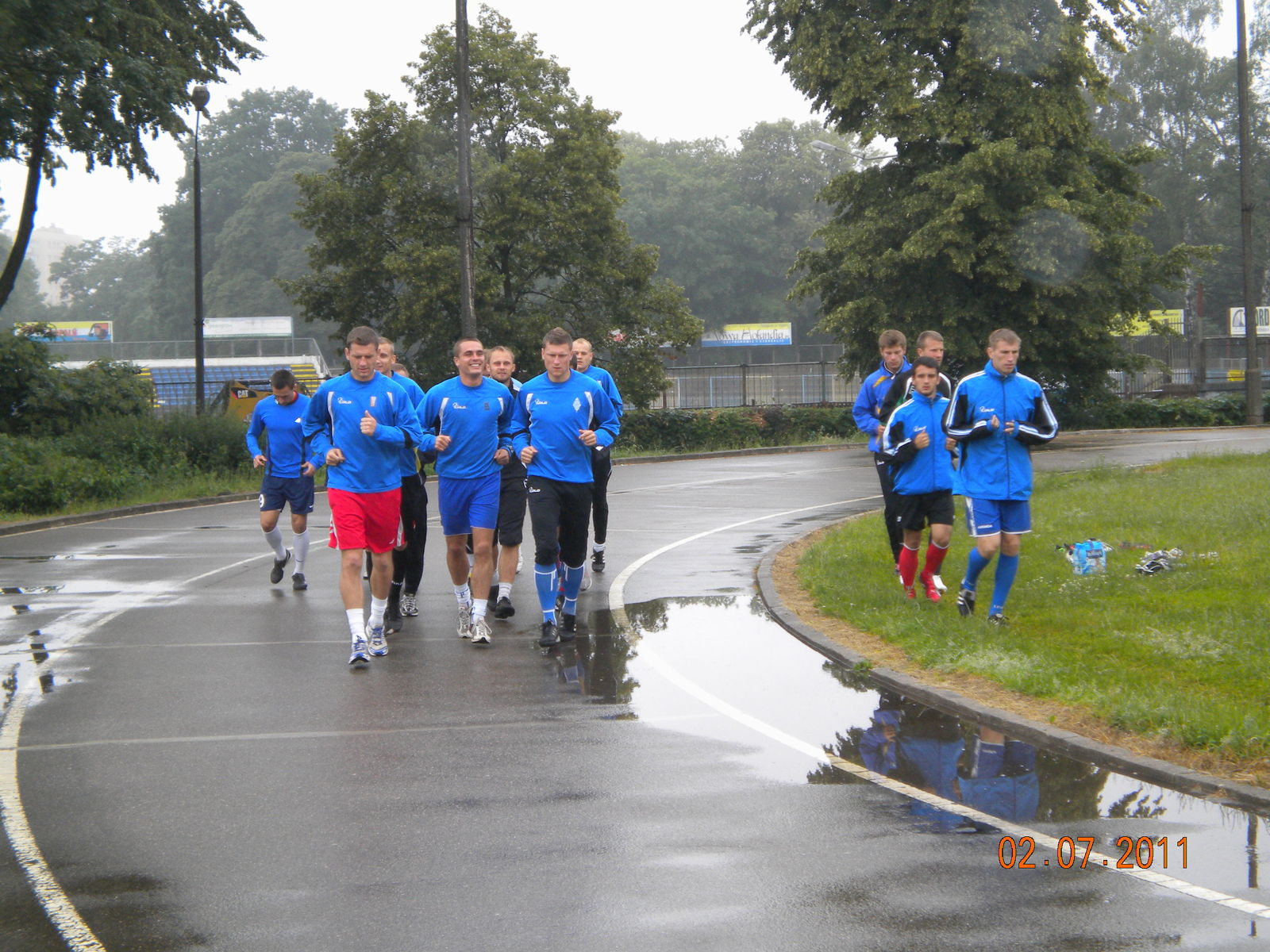 W sobotę piłkarze Olimpii trenowali na siłowni i obok bocznej płyty przy A8. Fot. Piotr Gajewski
