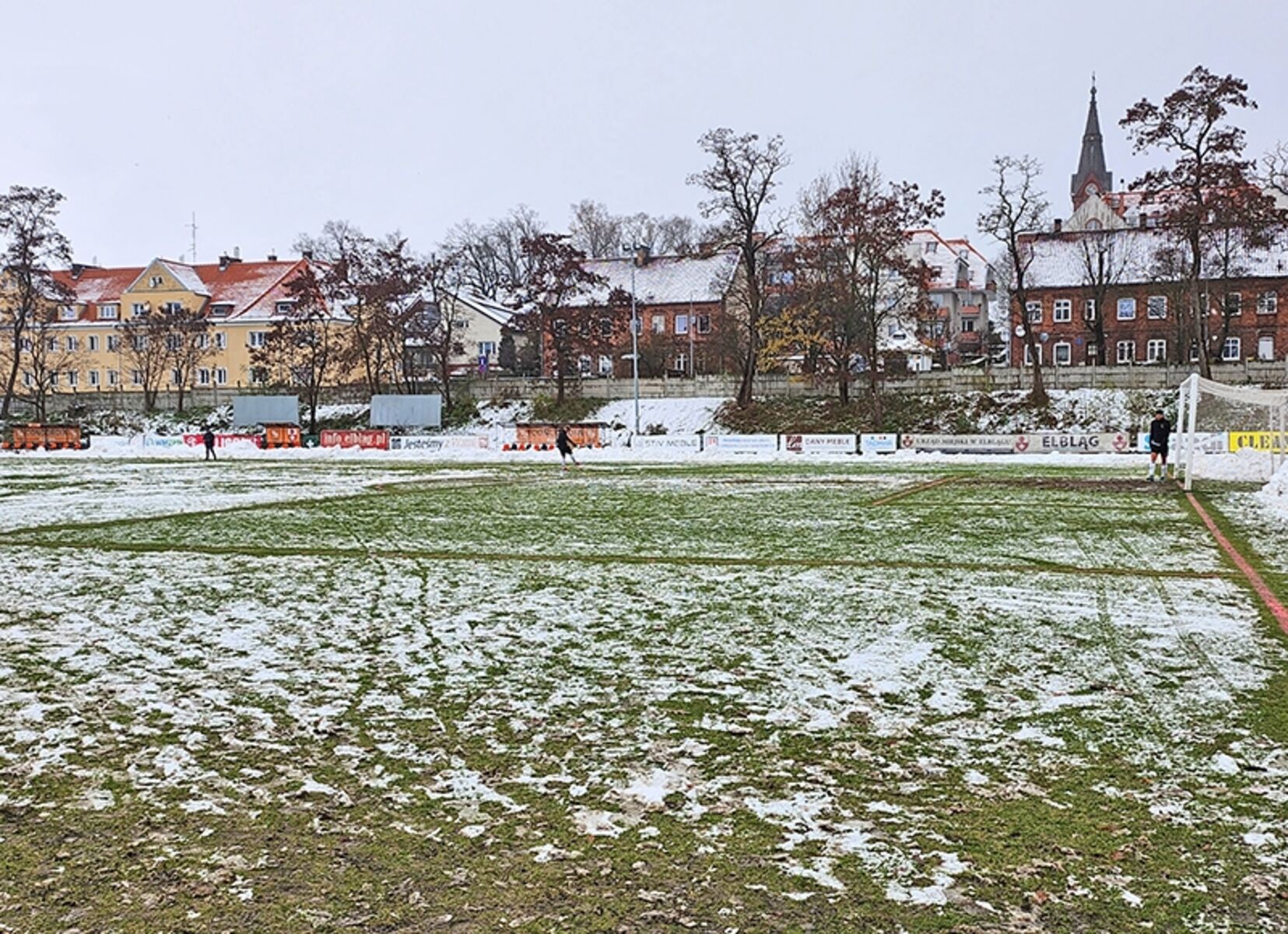 Tak wyglądało boisko w Elblągu przed meczem. Fot. Rafał Kadłubowski / concordia.elblag.pl
