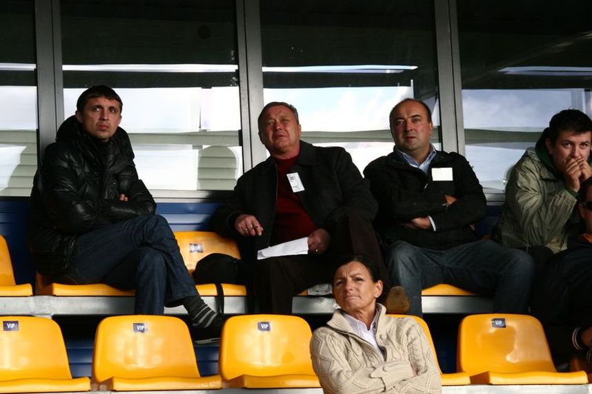 Anatolij Piskovec (na zdjęciu w środku, obok prezesa Łukasza Konończuka) przyszłych podopiecznych oglądał już podczas sobotniego meczu z Flotą. Fot. elblagsportowy.pl