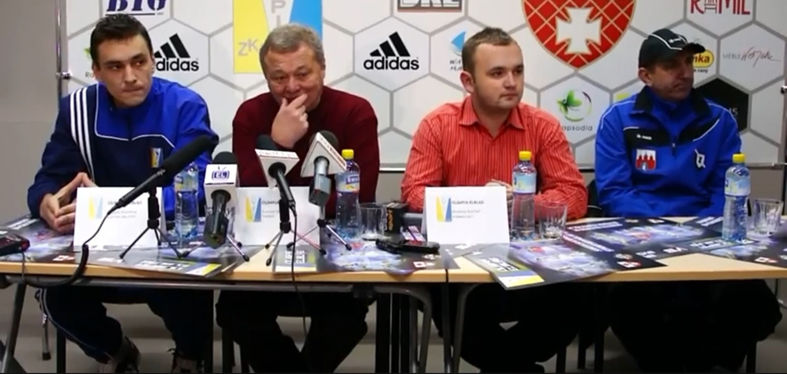 Trener Anatolij Piskoweć (drugi z lewej) po meczu z Zawiszą ma powody do zmartwienia. Fot. youtube.com / portEl.pl
