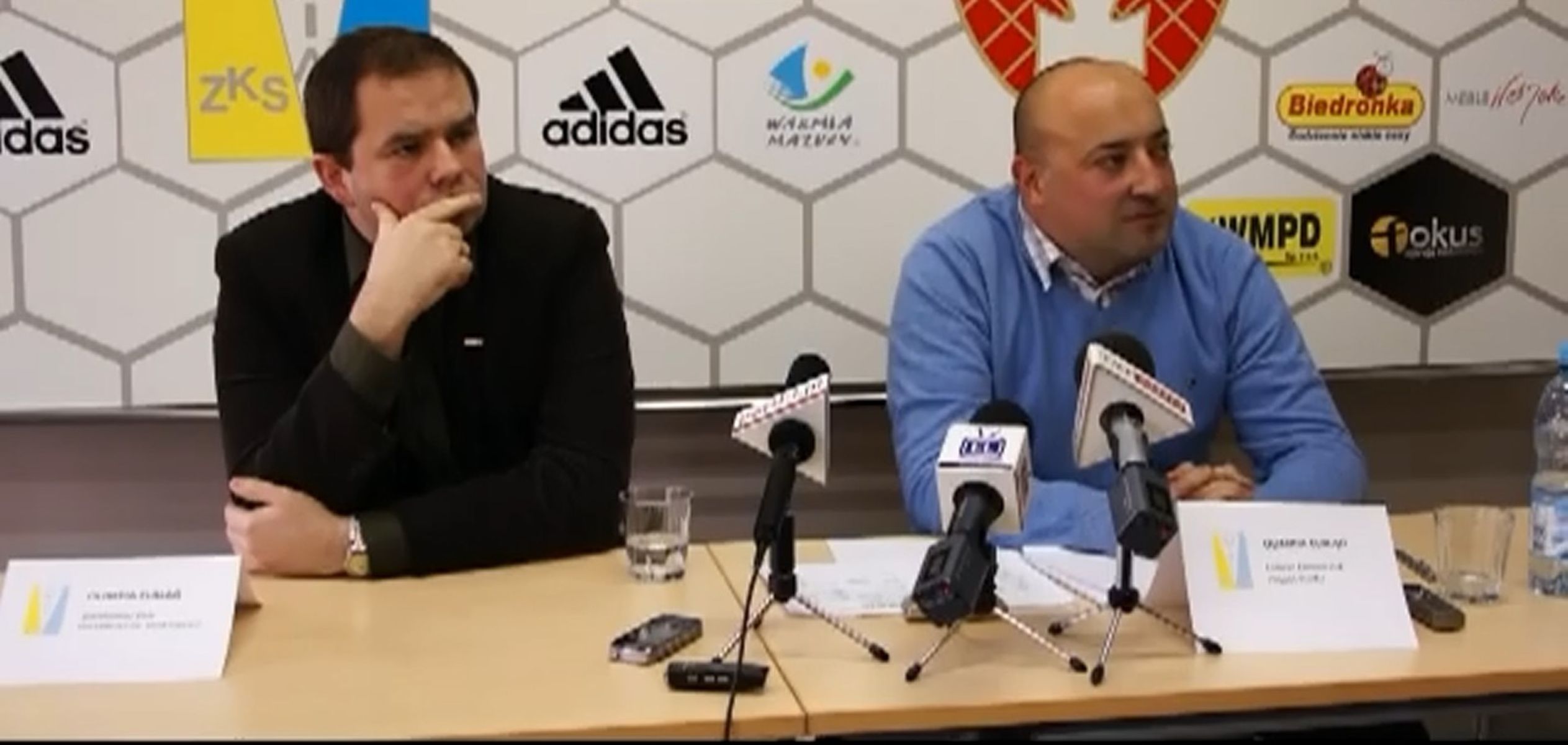 Bartłomiej Piór (z lewej) i Łukasz Konończuk miny mają nietęgie, ale obaj zgodnie wypatrują lepszej przyszłości elbląskiego klubu. Fot. youtube.com / portEl.pl