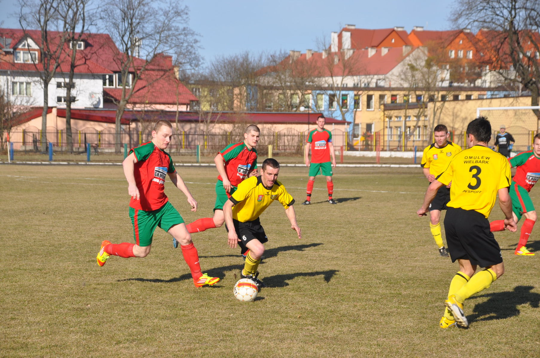 Mazur w pierwszym tegorocznym meczu u siebie uległ 0:1 Omulwi Wielbark. Fot. Łukasz Szymański 