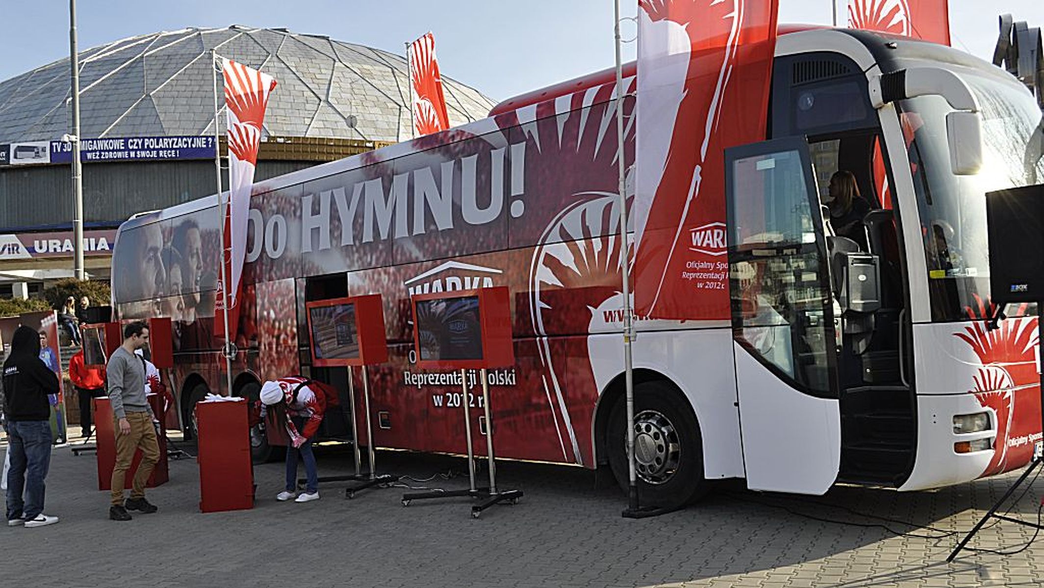 Autobus Warki zaparkował pod olsztyńską halą Urania. Fot. Emil Marecki