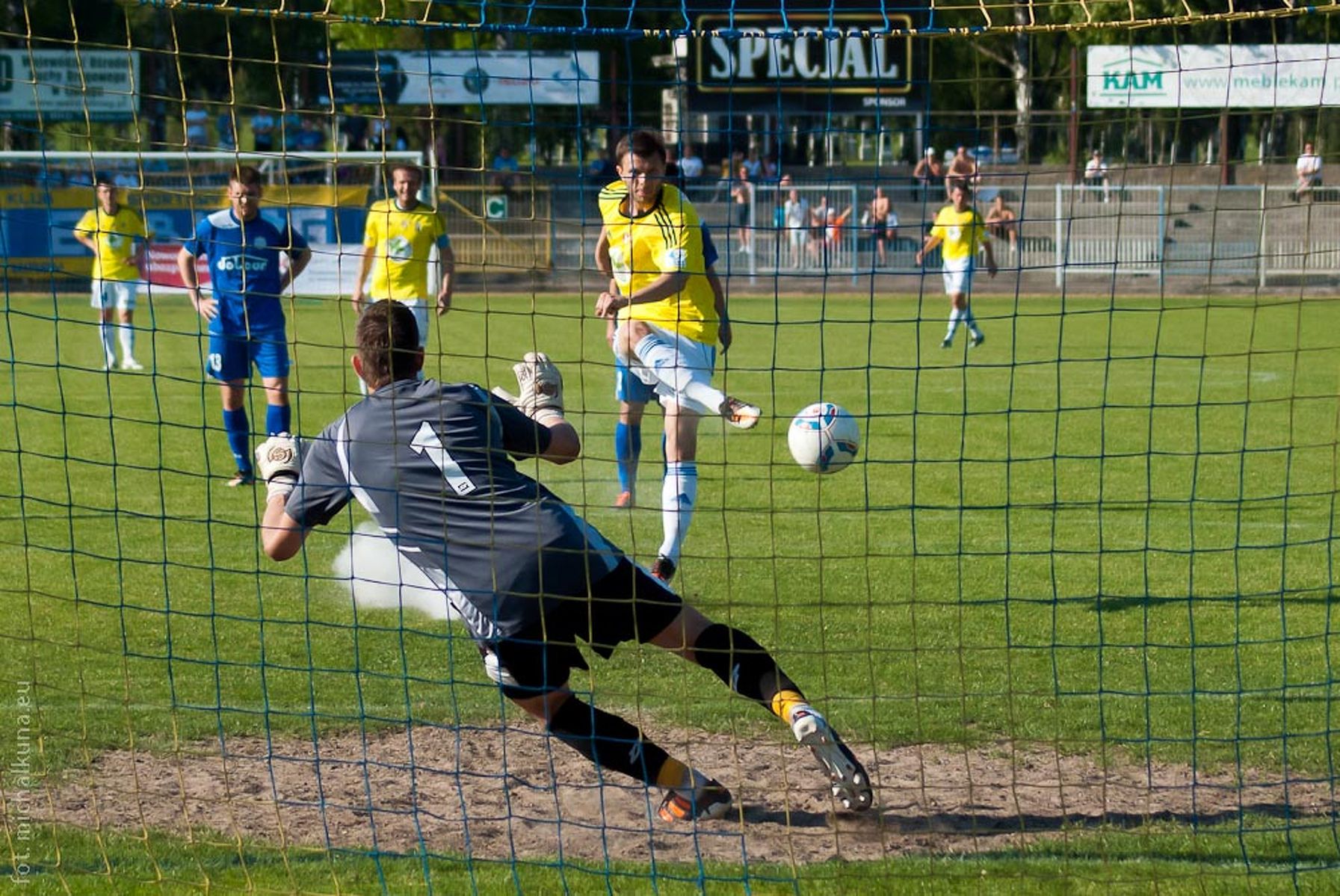 Tomasz Chałas strzela gola na 2:0. Fot. Michał Kuna