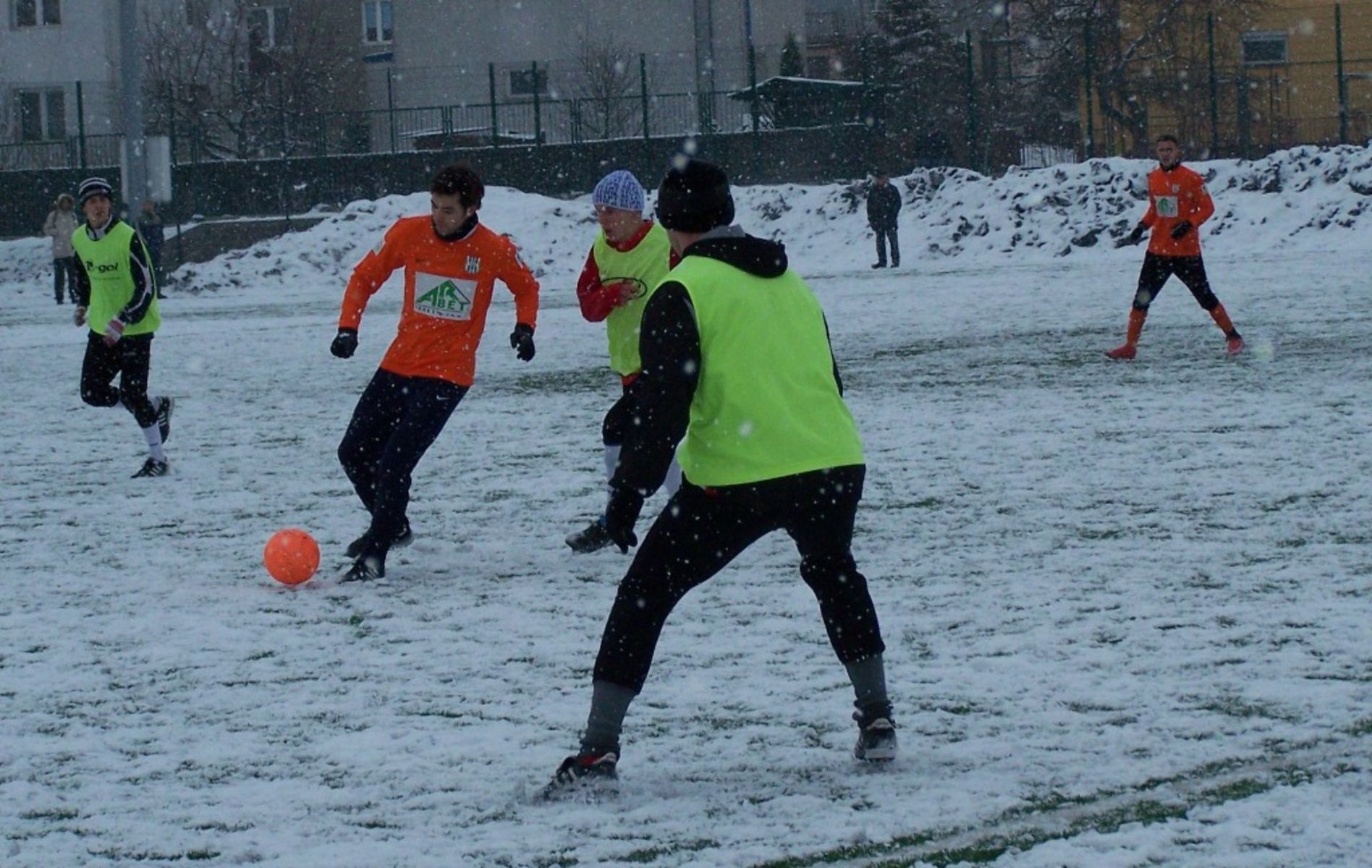 W trudnych warunkach przyszło grać piłkarzom z Olsztyna i Morąga. Fot. Emil Marecki