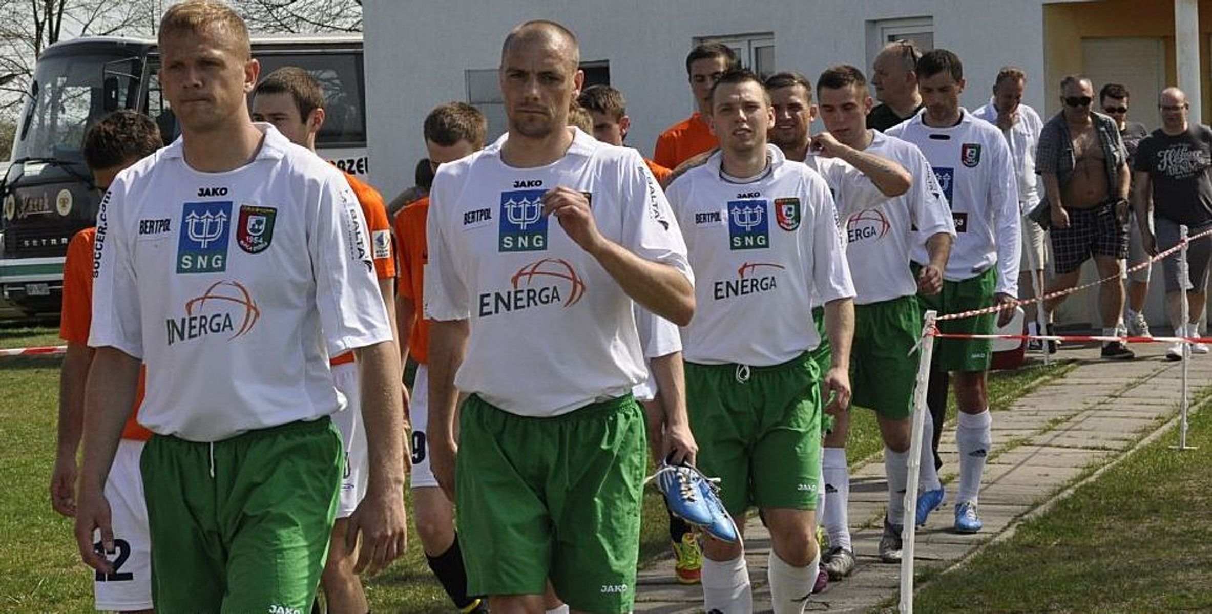 36-letni Ireneusz Piwko (drugi od lewej w białej koszulce) będzie od przyszłego sezonu grającym trenerem Znicza. Fot. Emil Marecki