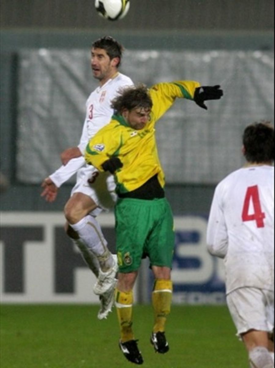 Czy reprezentant Litwy (Mindaugas Kalonas na zdjęciu w żółtej koszulce) zasili Stomil? Fot. Fifa.com