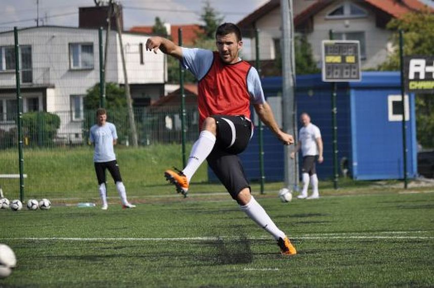 Szymon Kaźmierowski miał barwny debiut - najpierw strzelił w dogrywce gola, a później zarobił czerwoną kartkę. Fot. em