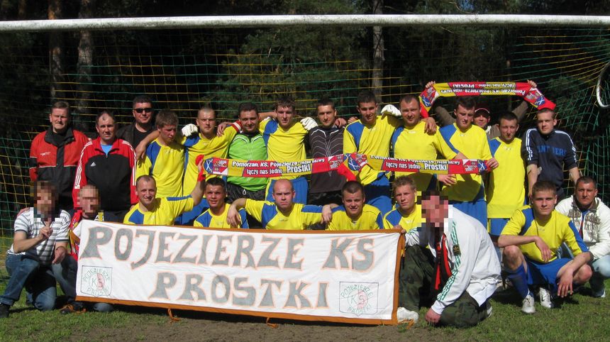 Grupowe zdjęcie piłkarzy Pojezierza. Fot. kspojezierzeprostki.futbolowo.pl