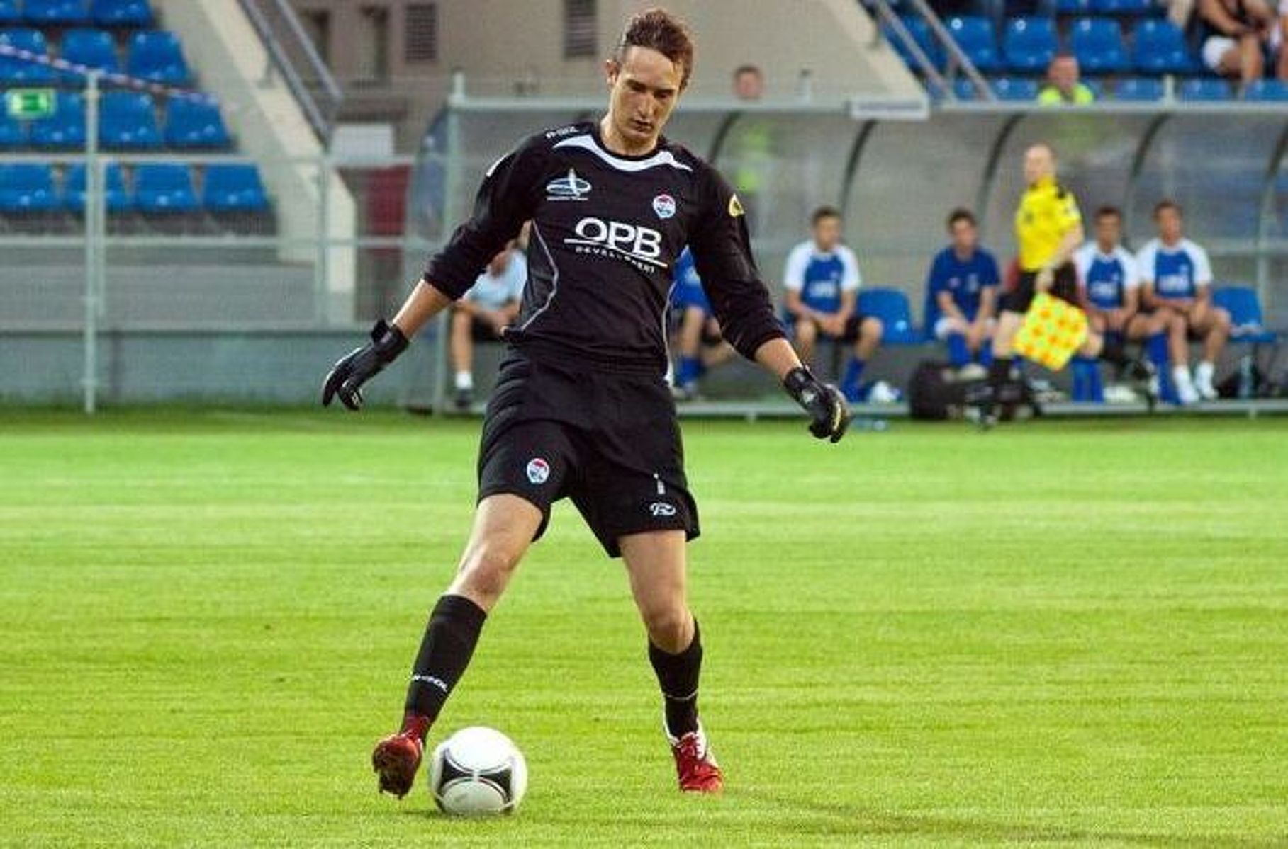 Piotr Sikora z Sokoła Ostróda obronił w tym sezonie już dwa rzuty karne wykonywane przez piłkarzy MKS Korsze. Fot. Artur Szczepański