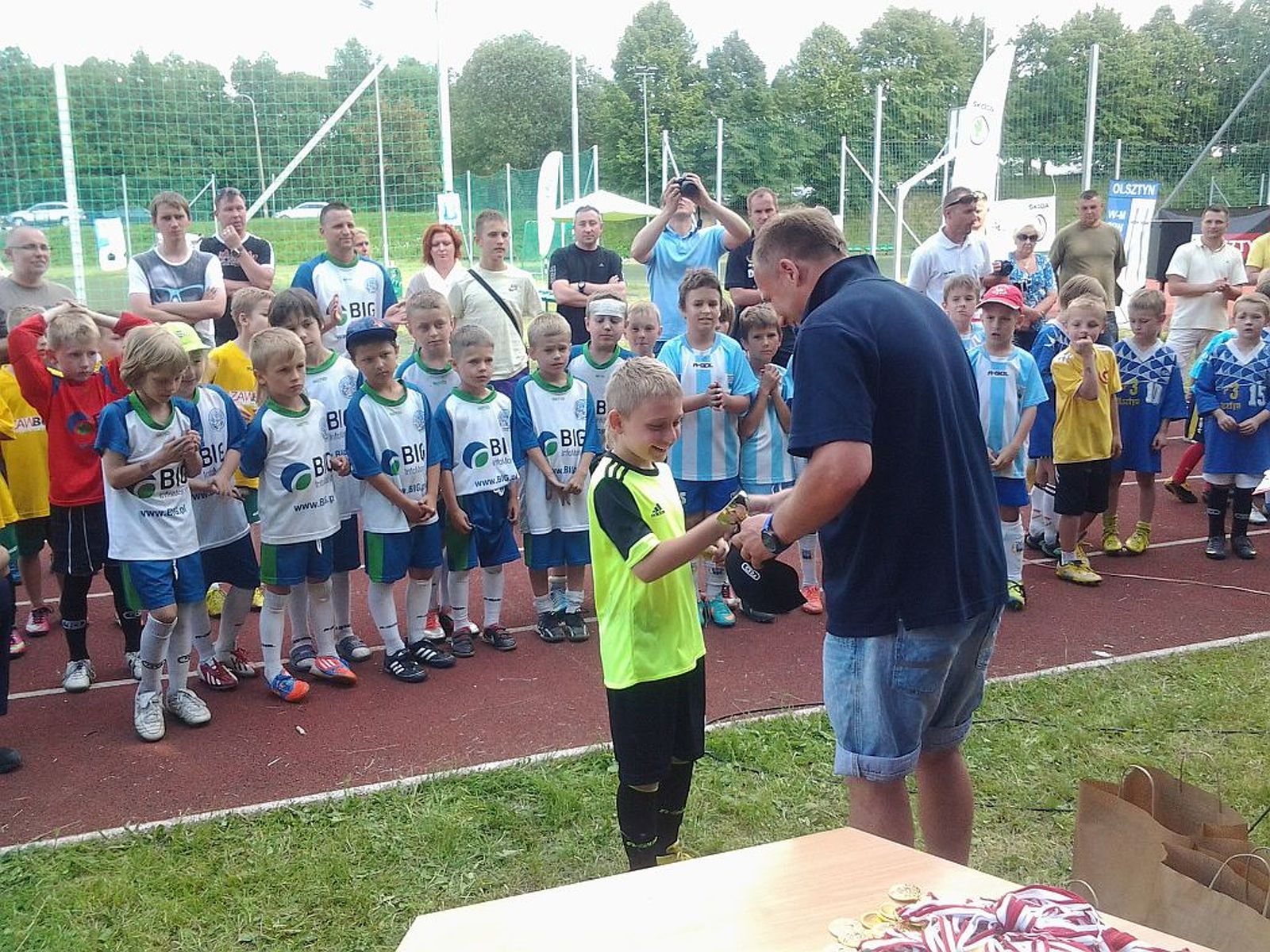 Piotr Krztoń, organizator turnieju wręcza nagrody. Fot. Materiały prasowe organizatorów