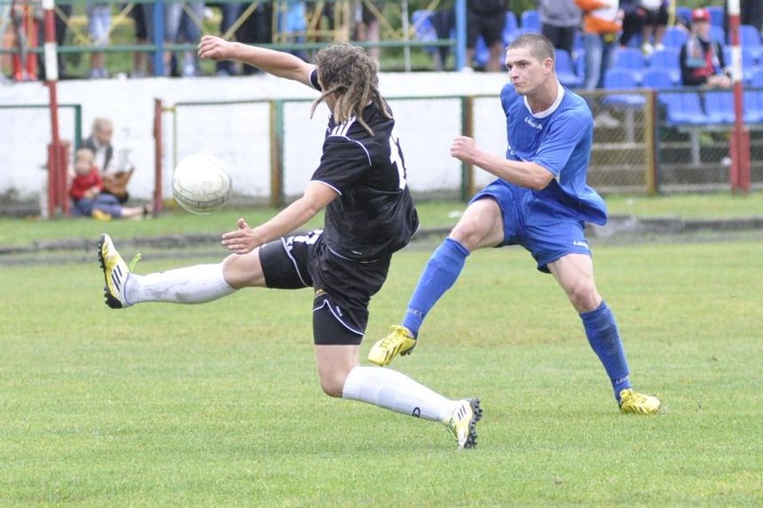 „Dymek” (z prawej) rozpoczął sezon hat trickiem w meczu z Granicą Bezledy.  Fot. Łukasz Szymański 