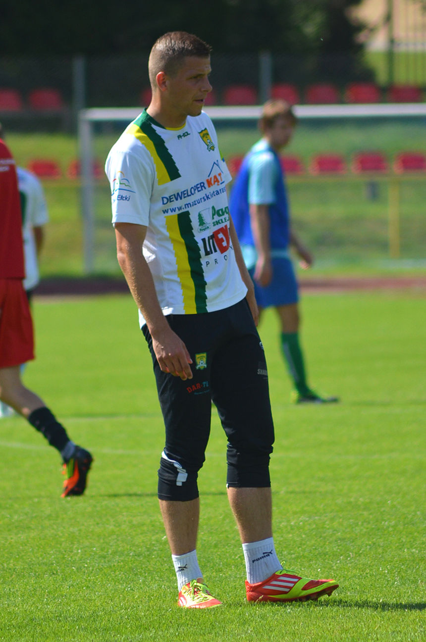 Hubert Molski (Płomień Ełk) w meczu z Olimpią Olsztynek strzelił bramkę na 1:0 dla Płomienia. Fot. Paweł Piekutowski