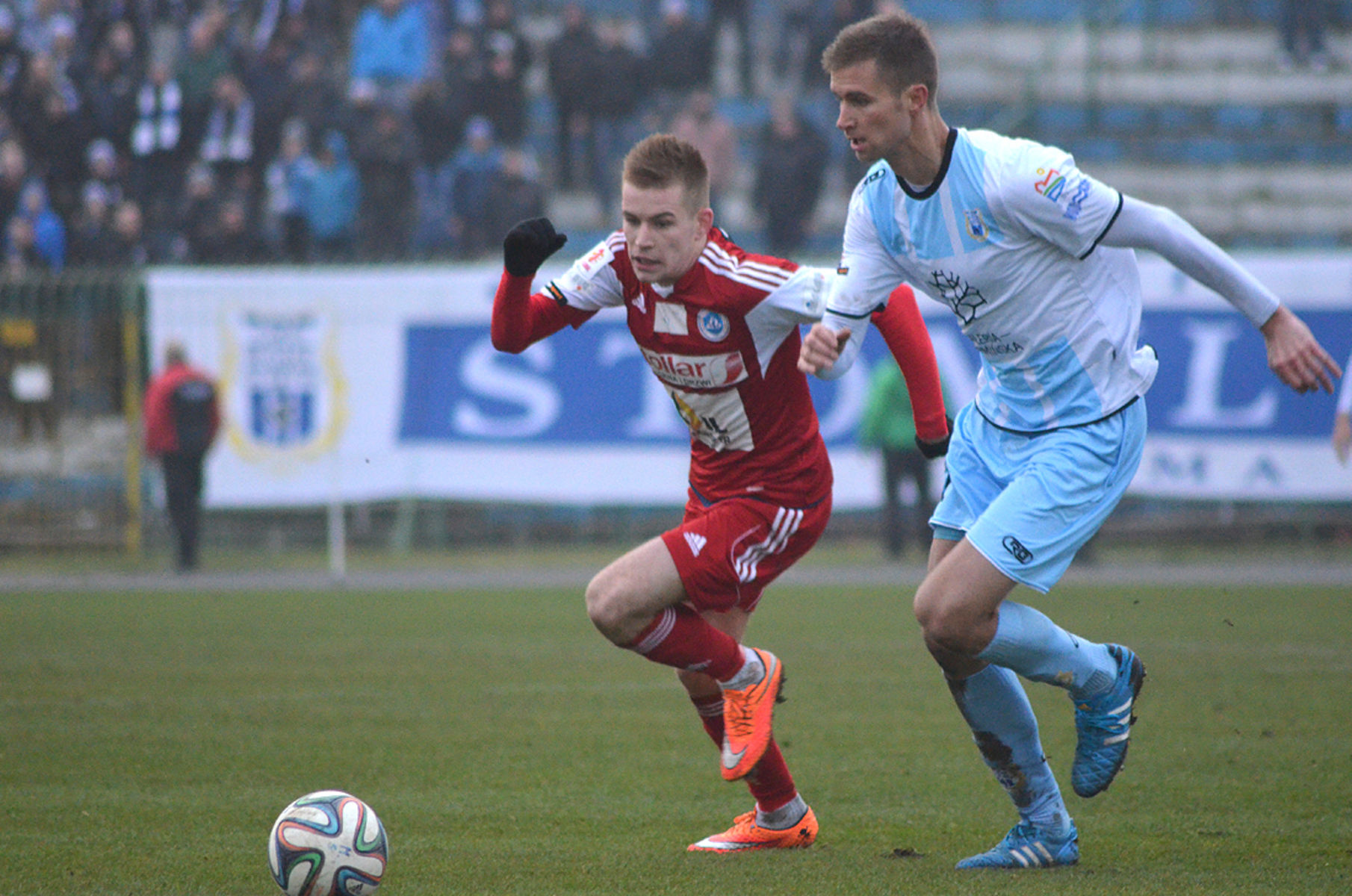 Biało-niebieskie derby zakończyły się remisem 2:2. Fot. Paweł Piekutowski