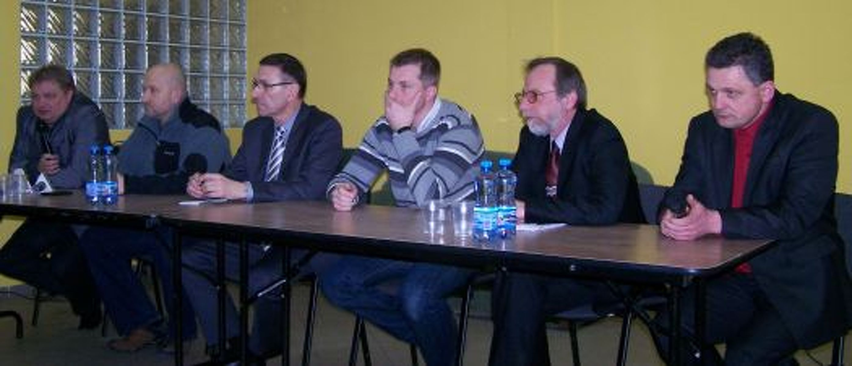 Od lewej: Andrzej Bogusz (prezes OKS 1945), Jan Tandyrak (przewodniczący Rady Miasta), Piotr Grzymowicz (prezydent miasta), Marcin Kuchciński (przewodniczący miejskiej Komisji Sportu i Rekreacji), Marian Świniarski (wiceprezes klubu), Andrzej Królikowski 