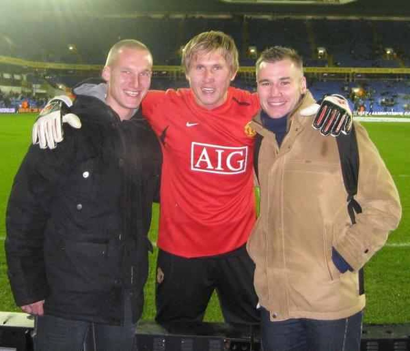 Grzegorz Sobiech (z prawej) to wielki fan Manchesteru United. Na zdjęciu z Jarosławem Fojutem i Tomaszem Kuszczakiem. Fot. Archiwum prywatne.