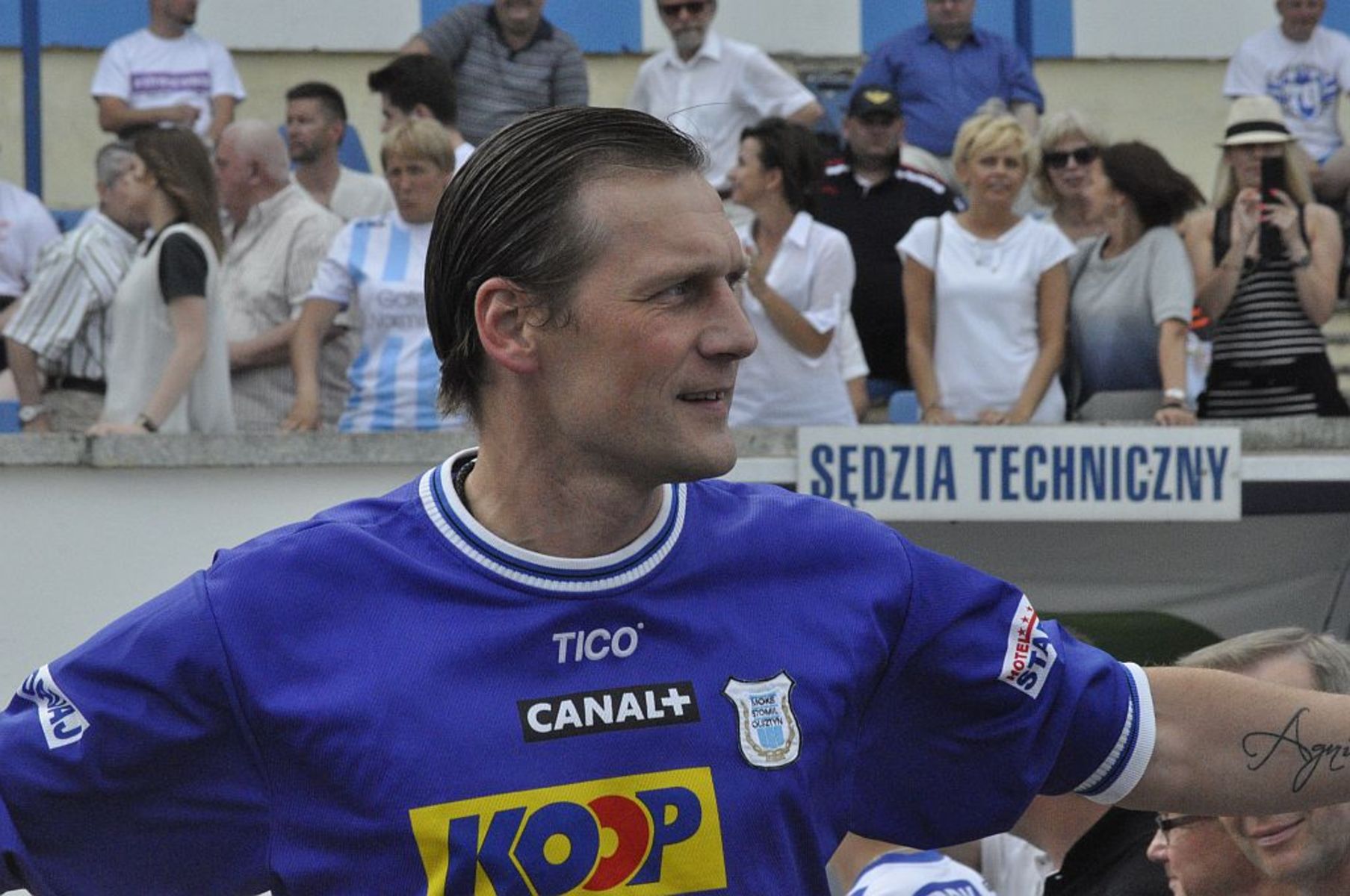Andrzej Jasiński w dawnej koszulce Stomilu podczas pikniku na stadionie olsztyńskiego klubu. Fot. Emil Marecki