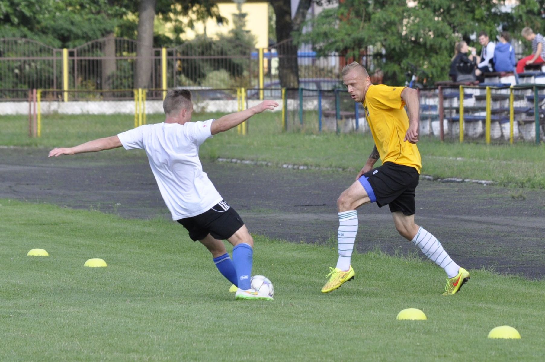 Tomasz Tuttas (z prawej) w meczu z Mazurem strzelił pierwsze gole dla Znicza w okresie przygotowawczym. Fot. Łukasz Szumański 
