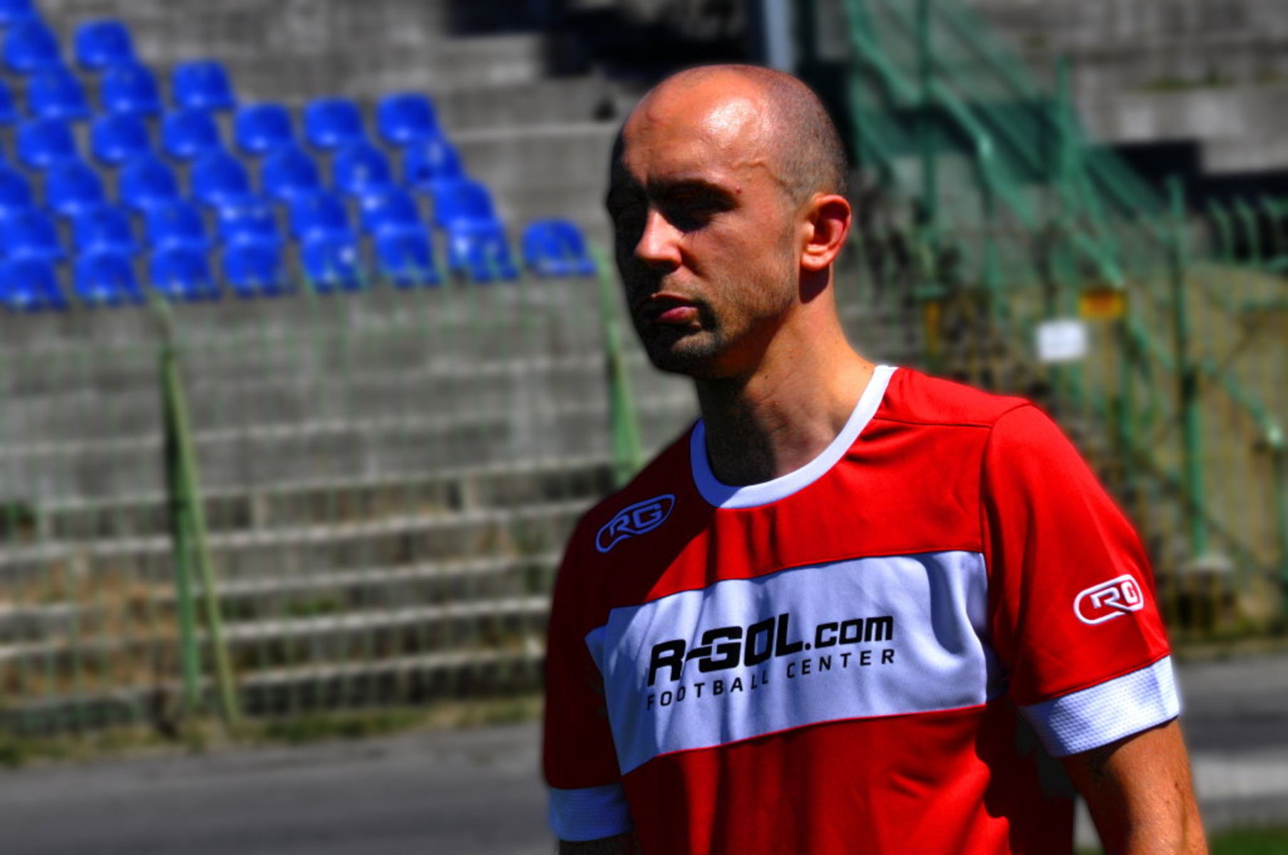 Adrian Mierzejewski na planie spotu, na stadionie Stomilu. Fot. Emil Marecki