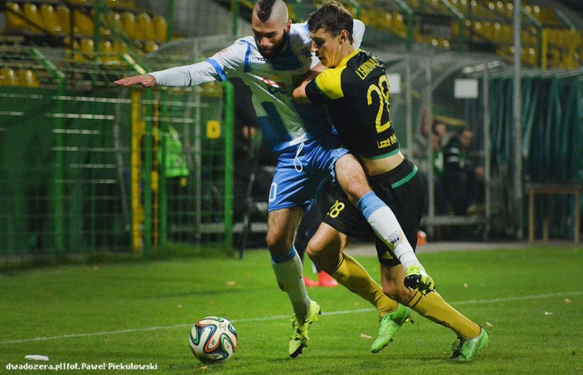 Irakli Meschia w walce o piłkę. Fot. Paju