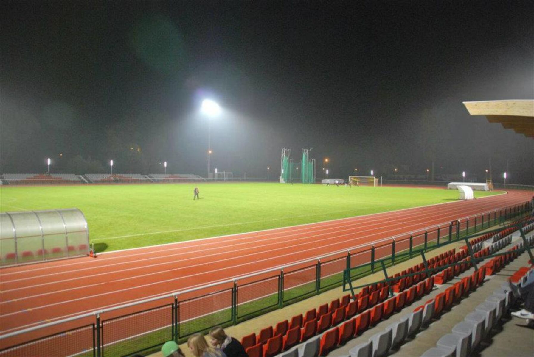 Stadion w Lidzbarku Warmińskim wieczorową porą. Fot. facebook.com/MKS.Polonia.LidzbarkWarm