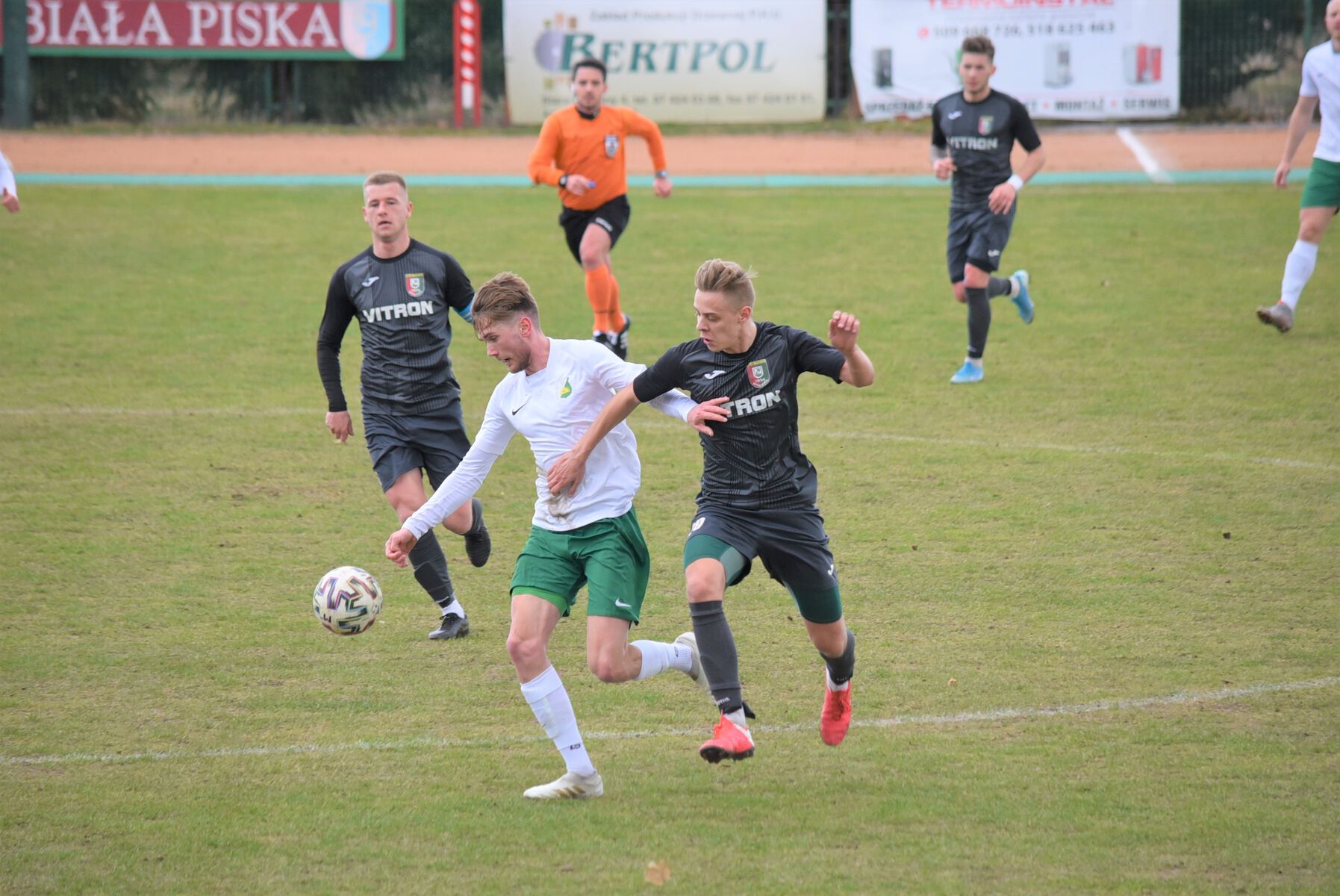 Znicz Biała Piska przegrał 0:2 ze Świtem Nowy Dwór Mazowiecki. Fot. Łukasz Szymański