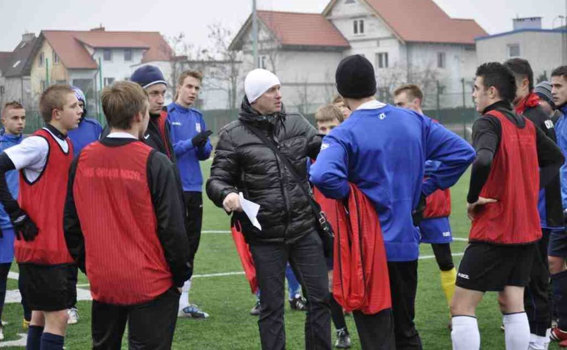 Podczas listopadowej gierki testowej kilku młodych zawodników zwróciło na siebie uwagę sztabu szkoleniowego OKS 1945 Olsztyn. Fot. em
