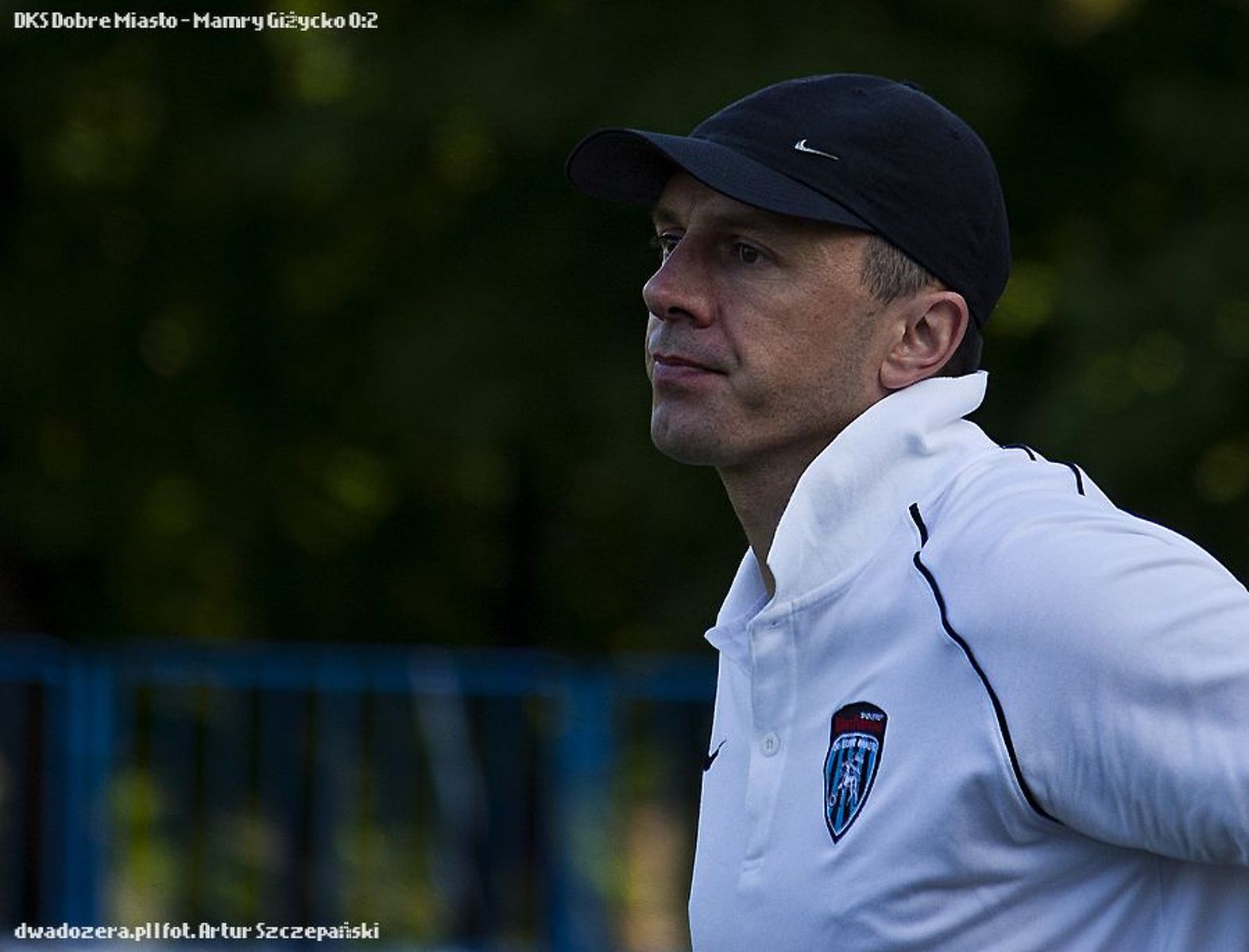 Trener Mrągowii Rafał Szwed sprawdza kolejnych graczy. 