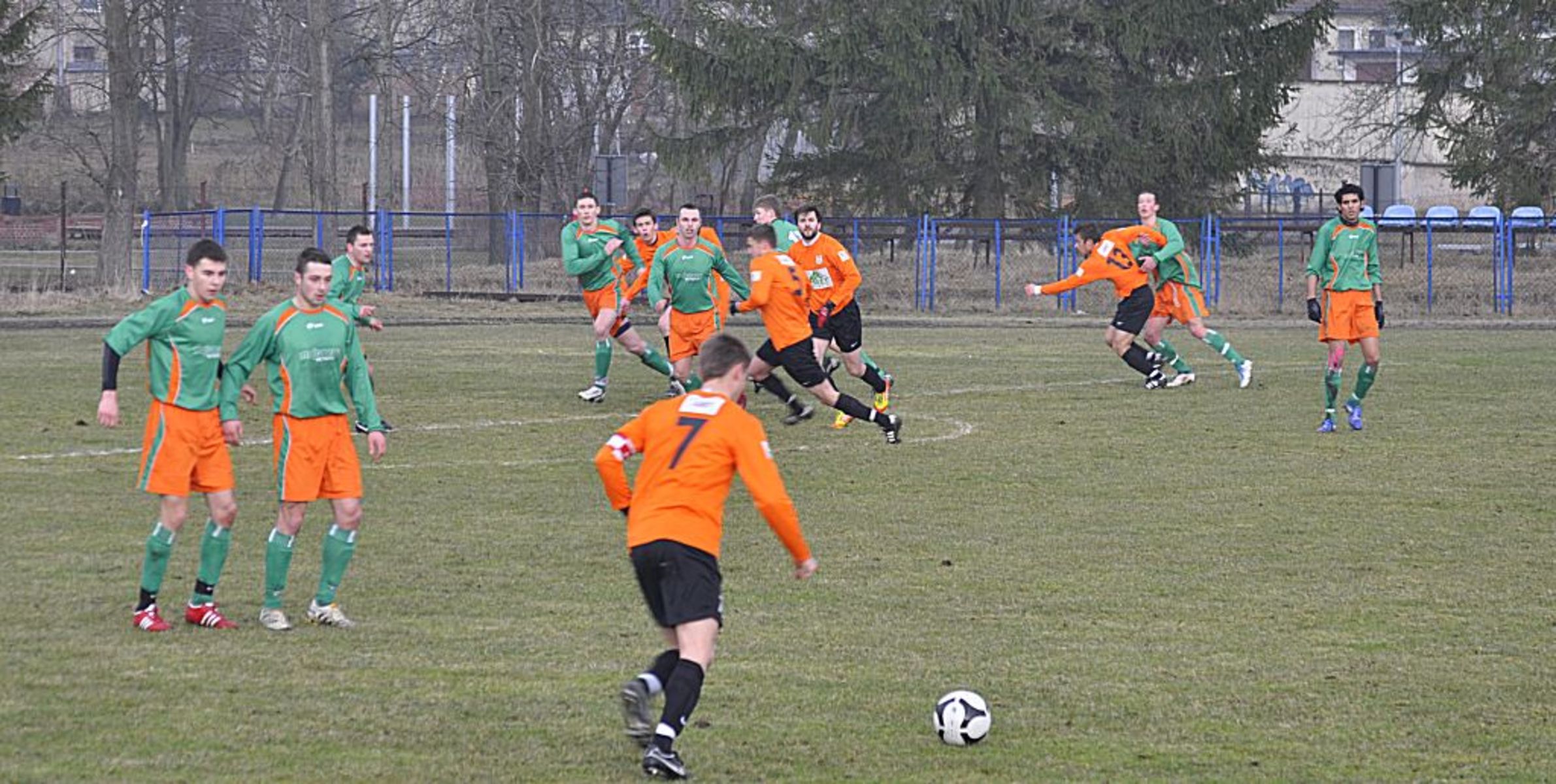 Piłkarze Stomilu II w Biskupcu wygrali, ale nie zaimponowali formą. Fot. Emil Marecki