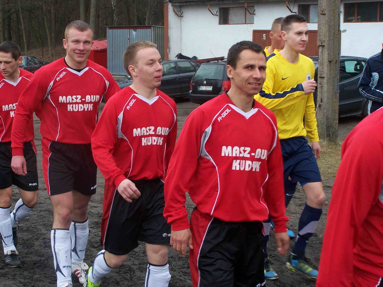 Piłkarze Mamr przed marcowym meczem z Barkasem Tolkmicko. Fot. Bogusław Zawadzki