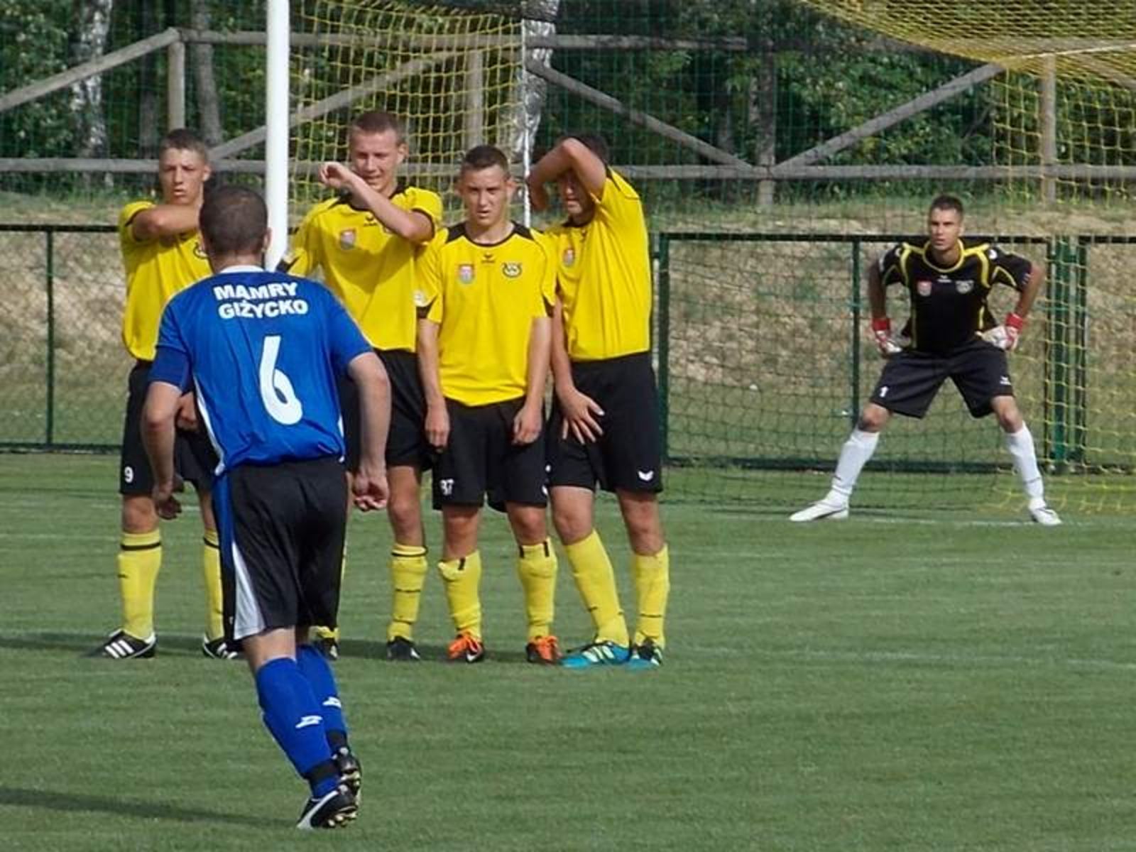 Piłkarze Omulwi strzelili dwa gole, ale nie zdołali podtrzymać passy zwycięskich meczów u siebie. Fot. Daniel Kwiatkowski