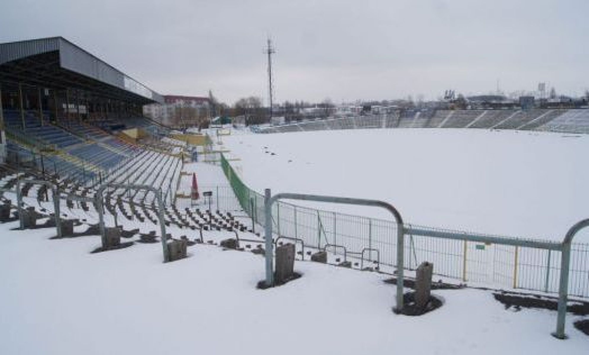 Stadion Stomilu w zimowej scenerii. Fot. Bartosz Cudnoch