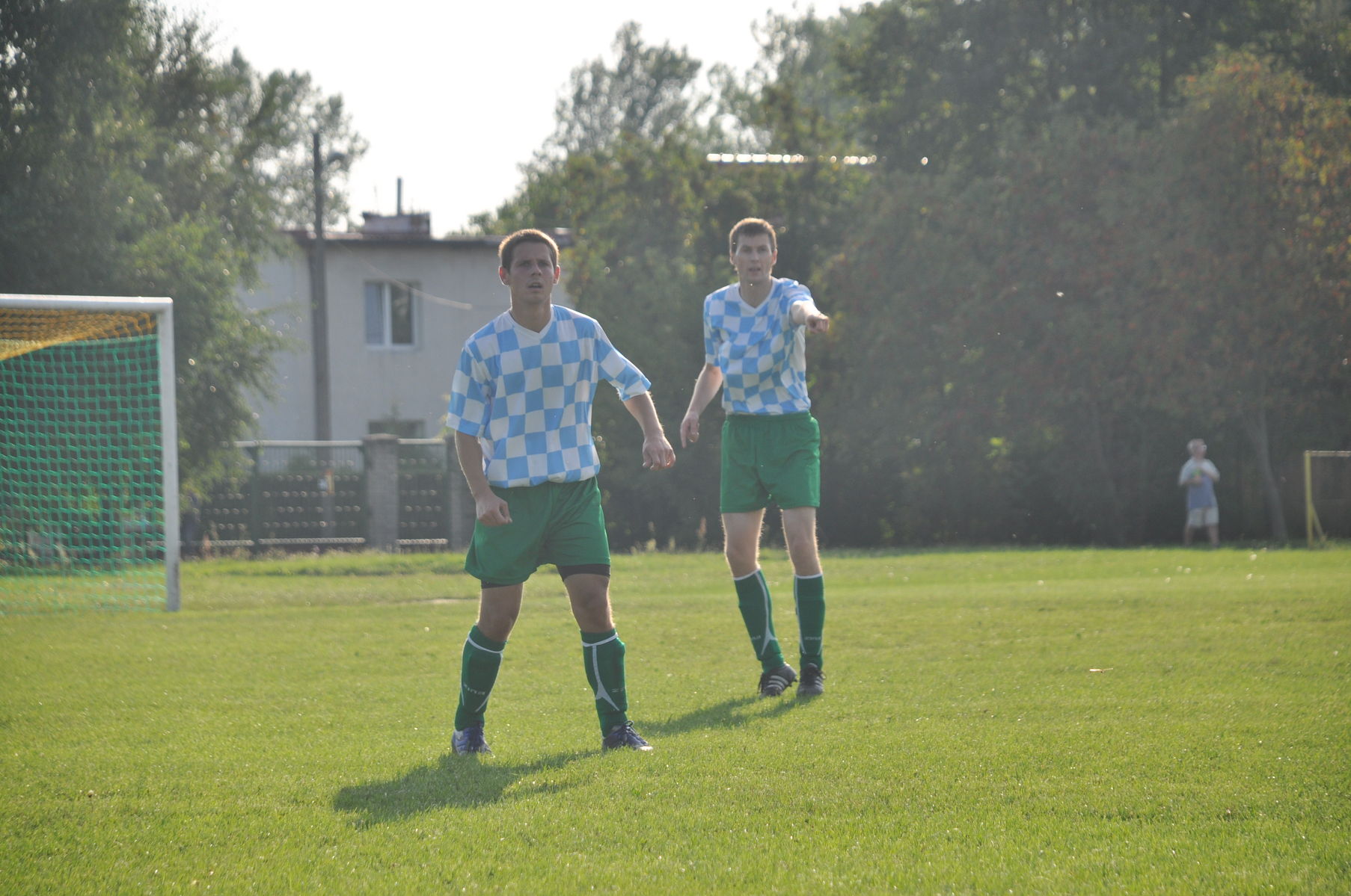 Łukasz Nikołajuk (z prawej) do tej pory kierował grą defensywy A-klasowego zespołu, od kilku dni jest prezesem klubu Fot. Łuaksz Szymański