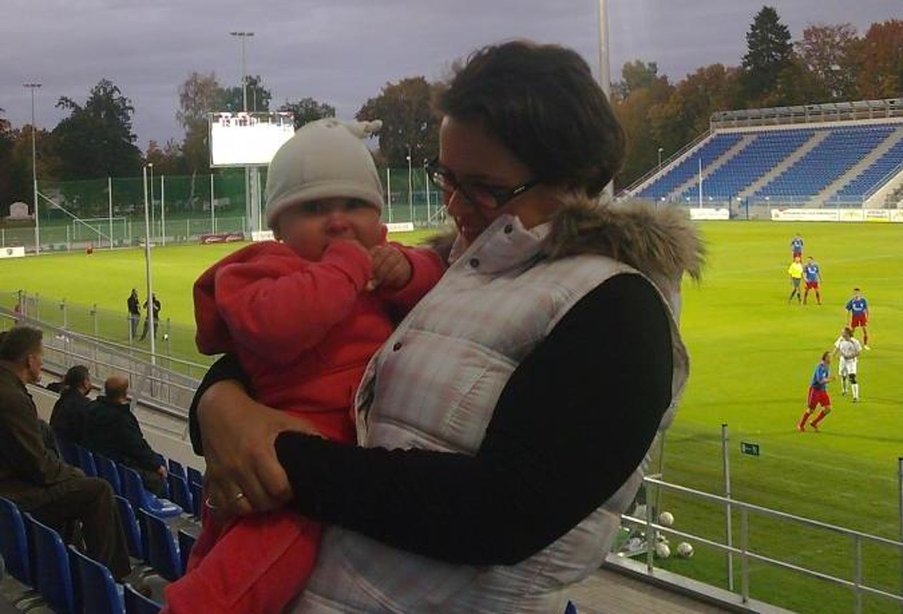 Marysia Cichowska z córką na jednym z pierwszych meczów Sokoła na nowym stadionie. Fot. Archiwum M. Cichowskiej