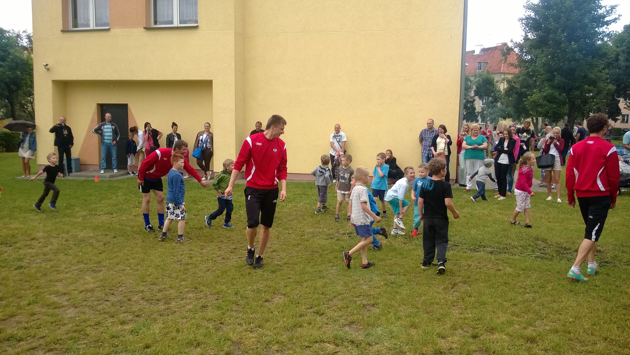 Piłkarze Sokoła zagrali w pokazowym meczu podczas festynu w jednym z Ostródzkich przedszkoli. Fot. Raf