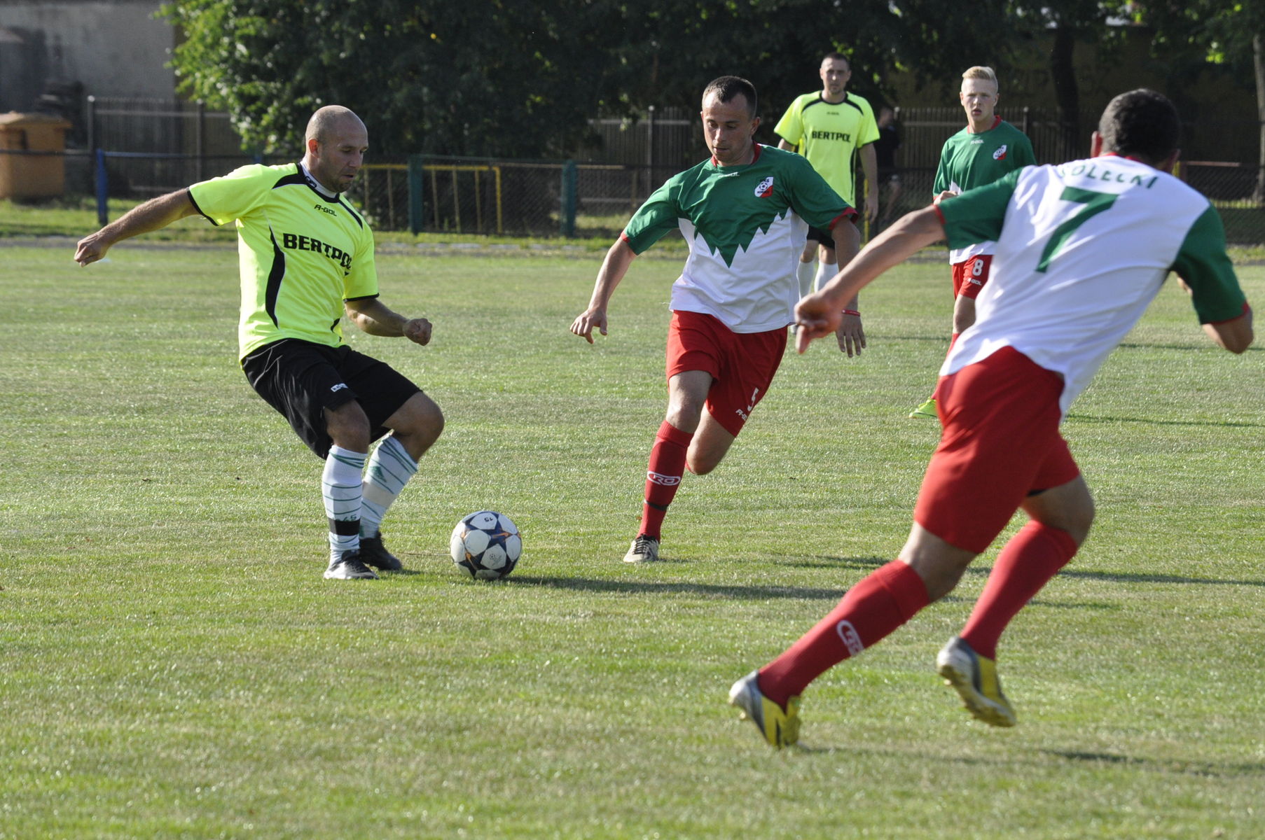 Znicz pokonał MKS Korsze aż 5:0, a jedną z bramek zdobył Paweł Adamiec (z lewej). Fot. Łukasz Szymański 