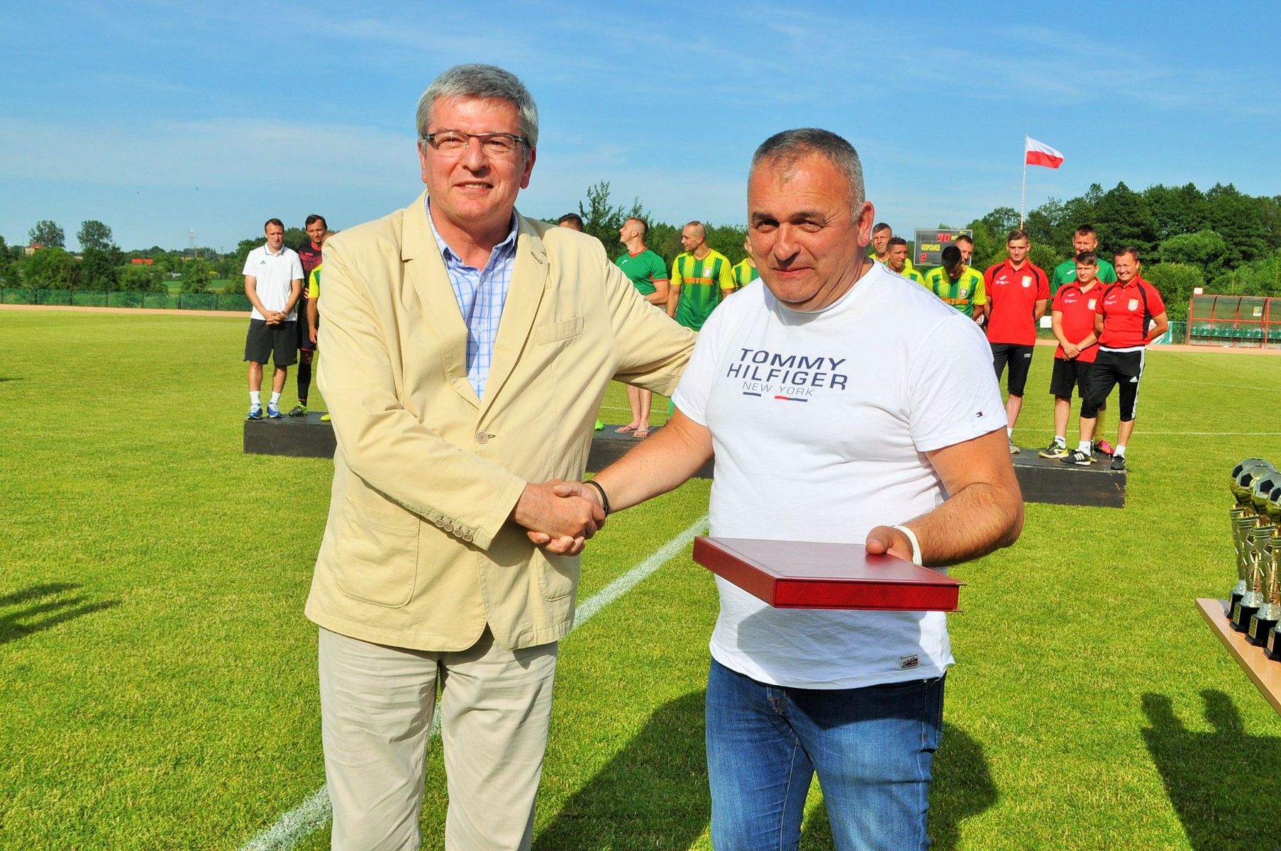  Jacek Jankowski (z prawej) z burmistrzem Wojciechem Stępniakiem podczas świętowania awansu do III ligi. Fot. Łukasz Szymański 